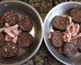 Foto del paso 1 de la receta: Morcilla al horno con bacon (panceta) y huevo
