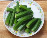 日式辣味涼拌秋葵（快速家常料理）的食譜步驟1照片