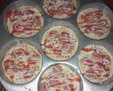 Foto langkah ke 4 dari resep Pizza mini (Saos pedas cm sedikit utk anak TK).