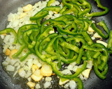 Foto del paso 2 de la receta: Ventresca de merluza con verduras, setas