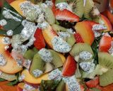 Foto del paso 3 de la receta: Ensalada veraniega de hojas verdes y frutas frescas