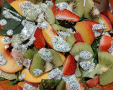 Foto del paso 3 de la receta: Ensalada veraniega de hojas verdes y frutas frescas