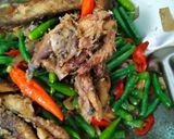 Foto langkah ke 3 dari resep Oseng Ikan Pindang Kacang Panjang Mommylicious.
