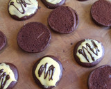 Foto del paso 4 de la receta: Galletas mágicas de chocolate con relleno de vainilla y glaseado de naranjas