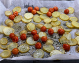 Foto del paso 3 de la receta: Lubina al horno con picadillo de tomate