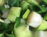 A picture of step 3 of Leeks in vegan cheese sauce 🌱.