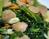 Foto langkah ke 3 dari resep Tumis Kangkung Baso Saus Tiram.