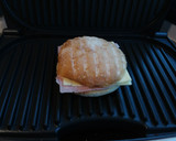 Foto del paso 7 de la receta: Sándwich con queso/jamón y corazón de huevo jugoso
