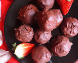Foto del paso 6 de la receta: Bombones de leche condensada saludable y fresas