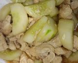 รูปขั้นตอนการทำที่ 4 ของ ผัดอกไก่ใส่แตงกวา (สูตรไร้น้ำมัน) | Stir-Fried Chicken Breast with Cucumber (Oil-free recipe)