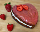Foto del paso 7 de la receta: Bizcocho corazón relleno de nata y fresas