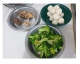 Foto langkah ke 1 dari resep Cah Brokoli jamur bakso ikan.