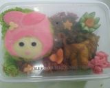 Foto langkah ke 19 dari resep Step by step membuat bento "my melody" tanpa cetakan khusus.
