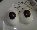 Foto del paso 3 de la receta: Ojos de huevo duro para niños