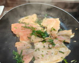 Foto del paso 3 de la receta: Salmón al ajillo sobre patatas a lo pobre