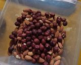 Foto langkah ke 1 dari resep Hazelnut and Almond Praline 50%.
