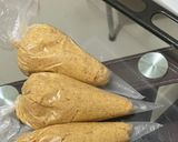 Foto langkah ke 4 dari resep Lotus Biscoff Butter Cookies.