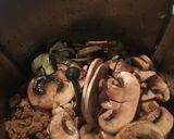 Foto del paso 2 de la receta: Carne vegetal y champiñones al vino tinto con patatas thermomix para 2