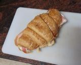 Foto del paso 3 de la receta Desayuno: Croissant con jamón serrano, queso fresco y tomate