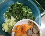 Foto langkah ke 1 dari resep Tumis sayur baso kuah kental.