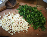 Foto del paso 2 de la receta: Higaditos de pollo de coral al ajo y perejil a la brasa