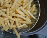 Foto langkah ke 1 dari resep French Fries with Mozzarella.