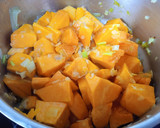 Foto del paso 2 de la receta: Crema de calabaza con huevo escalfado