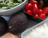 Foto del paso 1 de la receta: Espaguetis de calabacín salteados con pesto de aguacate
