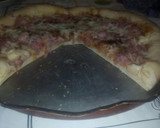 Foto del paso 2 de la receta: Pizza de jamon york beicon y con rebordes relleno de queso