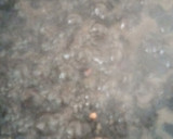 Foto del paso 7 de la receta: Arroz negro a la paella con calamares de potera, gambones y alioli de dos ajos
