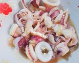 Hình bước làm 2 của món Mực ống xào mướp và nấm bào ngư