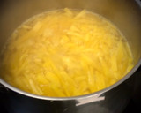 Foto del paso 2 de la receta: Tallarines cortos de calabaza con piñones y bacon