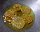 A picture of step 5 of Chakli (murrukku).