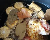 Foto del paso 1 de la receta: Caldo de huesos de cerdo y maíz tierno