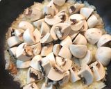 Fehérboros csirkepörkölt kakukkfűvel és gombával recept fázis 2 fotója