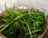 Foto langkah ke 3 dari resep Tumis kangkung tidak pedas.