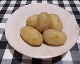 Foto del paso 1 de la receta Salmón a la plancha con papas arrugadas y ensalada