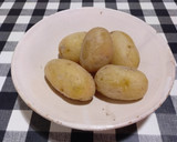 Foto del paso 1 de la receta: Salmón a la plancha con papas arrugadas y ensalada