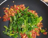 Foto langkah ke 3 dari resep Tumis Oncom Kembang Bawang.