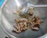 รูปขั้นตอนการทำที่ 3 ของ คั่วกลิ้งหมูชิ้นใส่เห็ด