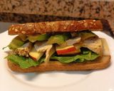 Foto del paso 3 de la receta: Sándwich de pollo con espinacas, manzana y aguacate