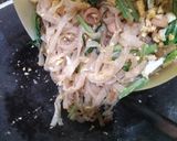 Foto langkah ke 6 dari resep Kwetiau goreng topping siomay dan sosis.