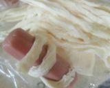 Foto del paso 3 de la receta: Rollitos de pan con salchicha y queso,