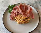 A picture of step 6 of Corn cake with bacon and sriracha mayo sunny side up.