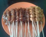 Foto langkah ke 6 dari resep Sate ayam dan sosis teflon.