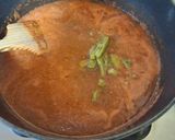 Foto del paso 2 de la receta: Chicharrón esponjoso en salsa roja con nopales