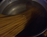 Foto del paso 3 de la receta: Tallarines con pesto de albahaca, ciboulette y ajo a mortero