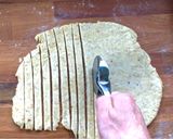 Foto del passaggio 3 della ricetta Grissini al Pesto di Agrumi