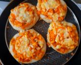 மினி பீட்சா உடன் உருளைக்கிழங்கு சிப்ஸ் (Mini pizza with urulaikilanku chips recipe in tamil) ரெசிபி ஸ்டேப் 4 புகைப்படம்
