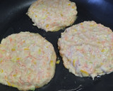 Foto del paso 3 de la receta: Arepas🫓de calabacín y zanahoria con queso🧀🥕🥯
